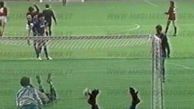 Il gol di Beppe Incocciati nel derby di Milano al Mundialito Indoor 1982 (ph. magliarossonera.it)