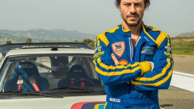 L'attore Stefano Accorsi durante le riprese di "Veloce come il vento"