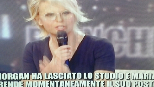 Maria De Filippi prende momentaneamente il posto di Morgan dopo la sua uscita dallo studio