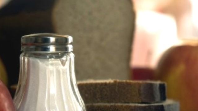 Ridurre il consumo di sale per prevenire le malattie cardiovascolari e cronico-degenerative.