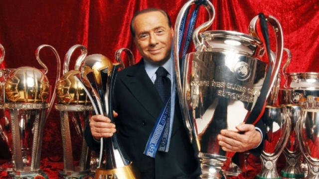 Silvio Berlusconi nella sala dei trofei.