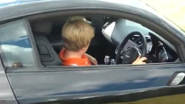 Usa, impara a guidare su YouTube e va al McDonald's con l'auto dei genitori