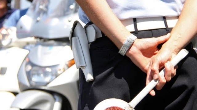 Vigili urbani in servizio in strada