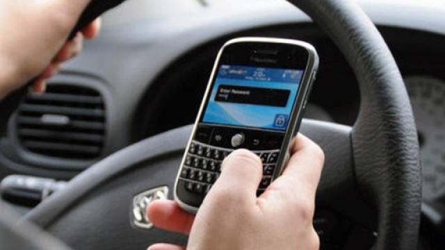 A chi telefona guidando, sospensione della patente e anche del ... - autologia.net