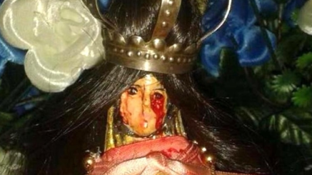 Argentina, statua della Madonna con uno strano liquido rosso sul volto
