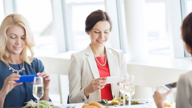 Donne sempre connesse, la dipendenza da smartphone &egrave; in prevalenza femminile. Foto: blog.kaspersky.it