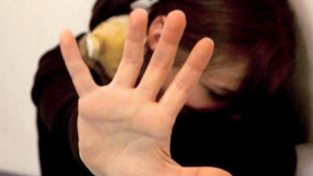 Torino, insegnante violenta studentessa 13enne