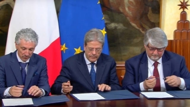 Un momento della firma del Memorandum sul Reddito d'inclusione