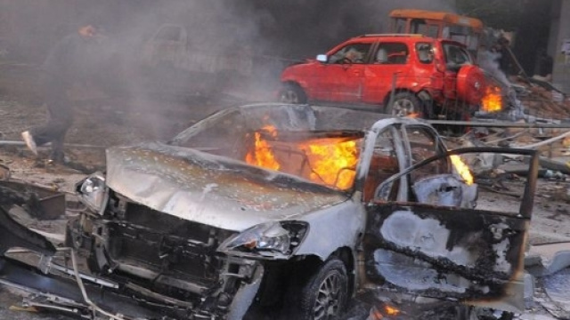 veicoli devastati dopo l'esplosione vicino ai convogli che trasportavano numerose donne e bambini.