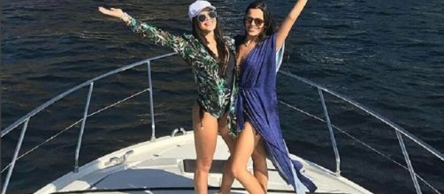 Em clique no Instagram, as g&ecirc;meas Emilly e Mayla postam fotos em lancha de luxo no Rio