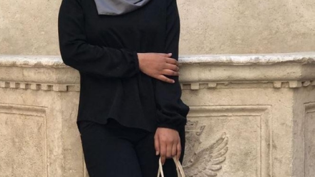 Aghnia Adzkia, la studentessa musulmana che si &egrave; rifiutata di togliersi il velo ai controlli allo scalo di Ciampino. Foto: Twitter