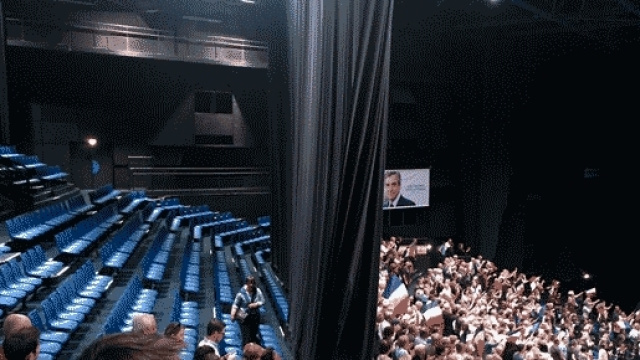 En d&eacute;pit d'une affiche du candidat LR, un soutien de Fran&ccedil;ois FIllon a attribu&eacute; ces chaises vides &agrave; un meeting d'Emmanuel Macron