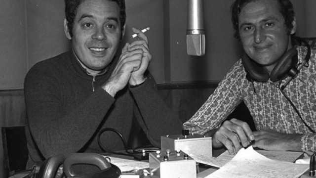 Ha innovato i linguaggi di radio e tv, qui un giovane Boncompagni con l'amico di sempre Renzo Arbore. Foto: rainews.it.