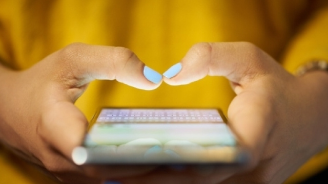 Le donne sono la categoria pi&ugrave; a rischio per dipendenza da smartphone