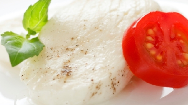 Mozzarella e pomodoro non fanno bene alla linea: occhio alla caprese