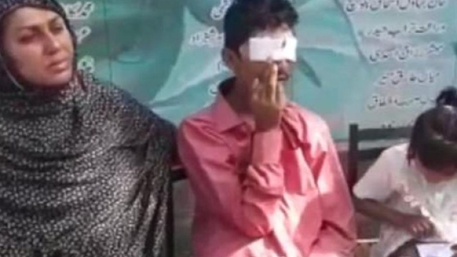 Pakistan, cava gli occhi e taglia il pene a un 15enne