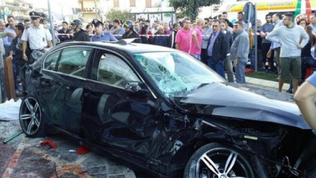 Parma: auto sbanda e travolge diversi tavolini di un bar. (foto di repertorio)