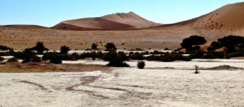 Sand dunes at Sossusvlei, Namibia. Photo by Jane Flowers (Own work)