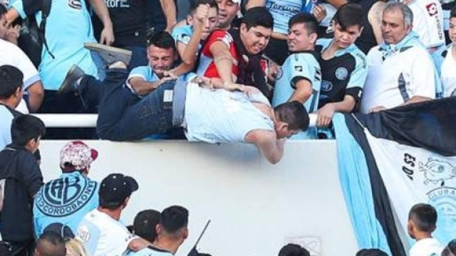Argentina, ultr&agrave; lanciano tifoso dagli spalti: grave trauma cranico per Emanuel Balbo