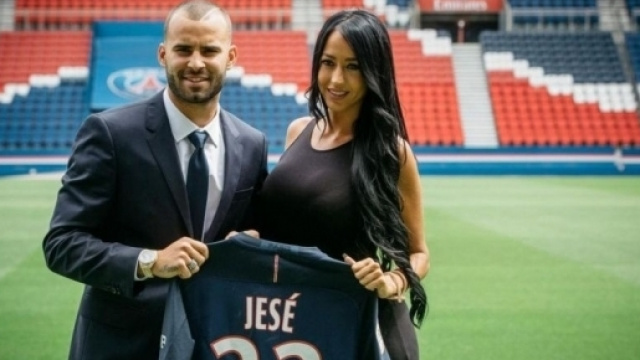 EN IMAGES. PSG : Jes&eacute; et sa petite amie au Parc des Princes - Le ... - leparisien.fr
