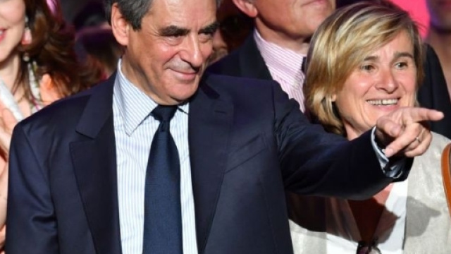 Fran&ccedil;ois Fillon pr&ecirc;t au communautarisme religieux au niveau de l'Etat
