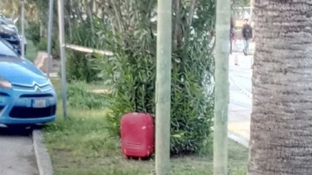 Il trolley abbandonato sul lungomare Trieste