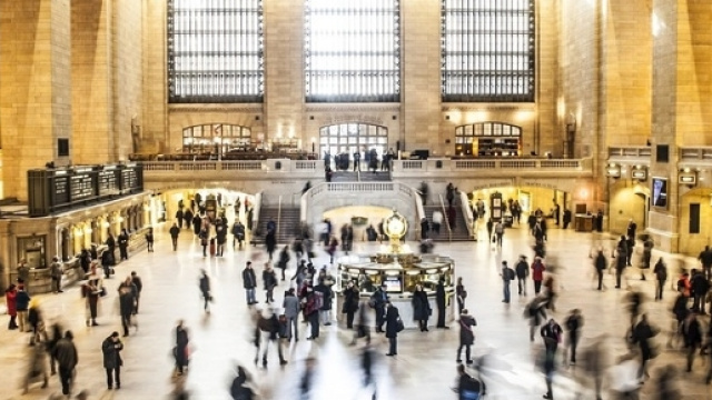 La folla in movimento in un luogo pubblico