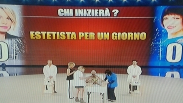 La sfida fra Emma Marrone e Elisa, sottopone un ragazzo alla ceretta.
