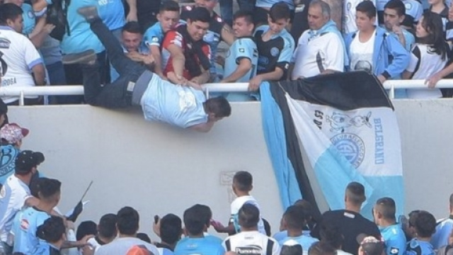 Tifosi argentini gettano dagli spalti un ragazzo di 22 anni, che muore poco dopo.