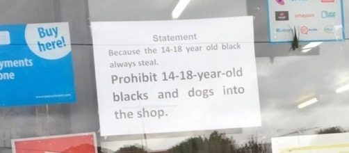 Na imagem &eacute; poss&iacute;vel ver a placa colocada na entrada na loja de presentes.