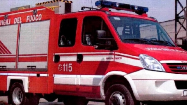 Cuneo, viadotto crolla e finisce sull'auto dei carabinieri