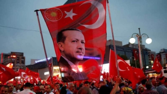 Elezioni democratiche eleggono Erdogan capo massimo e indiscusso.