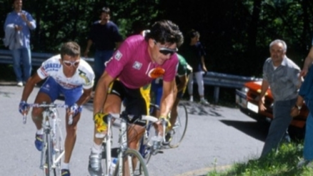 Gianni Bugno con la classica maglia ciclamino