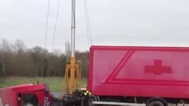 Il camion utilizzato per il crash test dopo l'impatto con le barriere