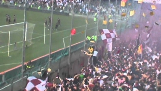 In foto l'immagine della curva sud Siberiano durante il festeggiamento per un goal della Salernitana