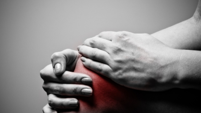 Knee pain. Credits Esther Max/ Flickr