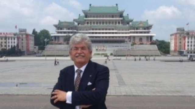 La disavventura di qualche ora del senatore Razzi in missione in Corea del Nord ha scatenato il sarcasmo sui social. Foto: Twitter.