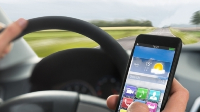 Parlare al cellulare in macchina: le novit&agrave; del codice della strada