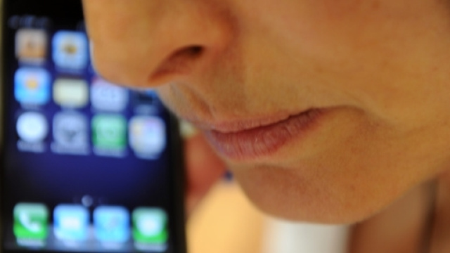 L'uso scorretto del cellulare provoca il cancro del nervo acustico.