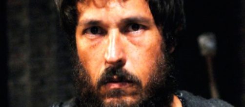 Absalom vai ficar com Dana ap&oacute;s muita insist&ecirc;ncia