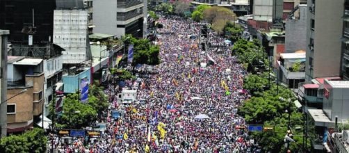 Centenares de opositores al chavismo salen a la calle para defender sus derechos V&iacute;a com.ar