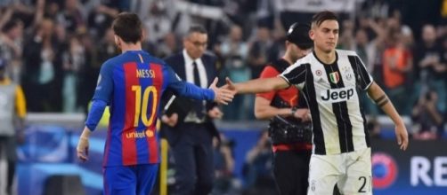 Leo Messi y Paulo Dybala se saludan