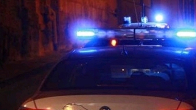 Minaccia la compagna e usa la figlia come scudo contro i poliziotti: arrestato