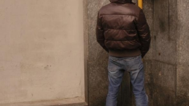 Genova, urina sul muro: multa di diecimila euro