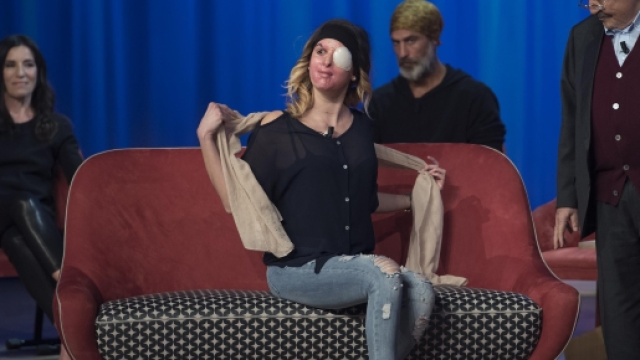 Gessica Notaro, ex miss sfregiata dall'ex fidanzato con l'acido ospite al Maurizio Costanzo Show