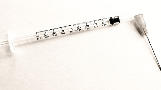 Infermiera vaccinava per finta