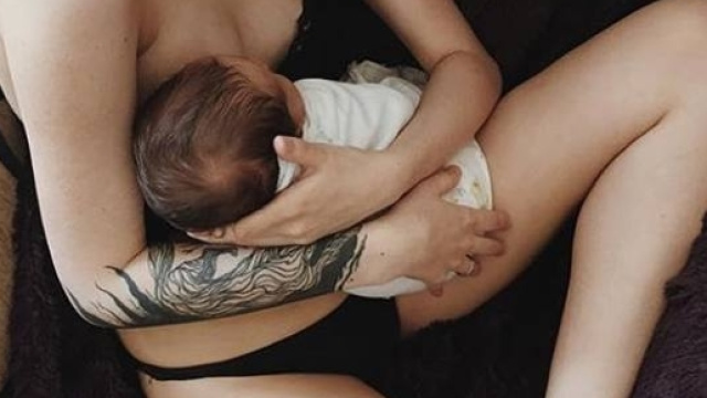 Kirghizistan, figlia del presidente allatta al seno e posta foto su Instagram: polemiche