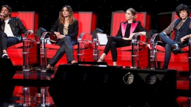 Amici 16 - Serale: Ambra Angiolini e Maria De Filippi nella sfida ... - gingergeneration.it