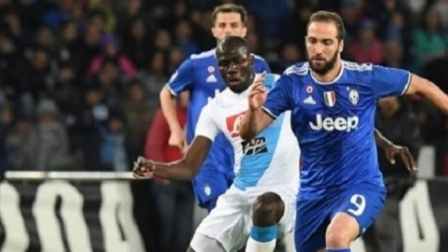 Gonzalo Higuain in azione, Napoli-Juve. Stadio San Paolo