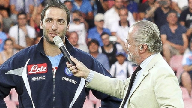 Higuain a sinistra e De Laurentis a destra. I presupposti di altri screzi sul mercato, tra Juve e Napoli, ci sono anche oggi.